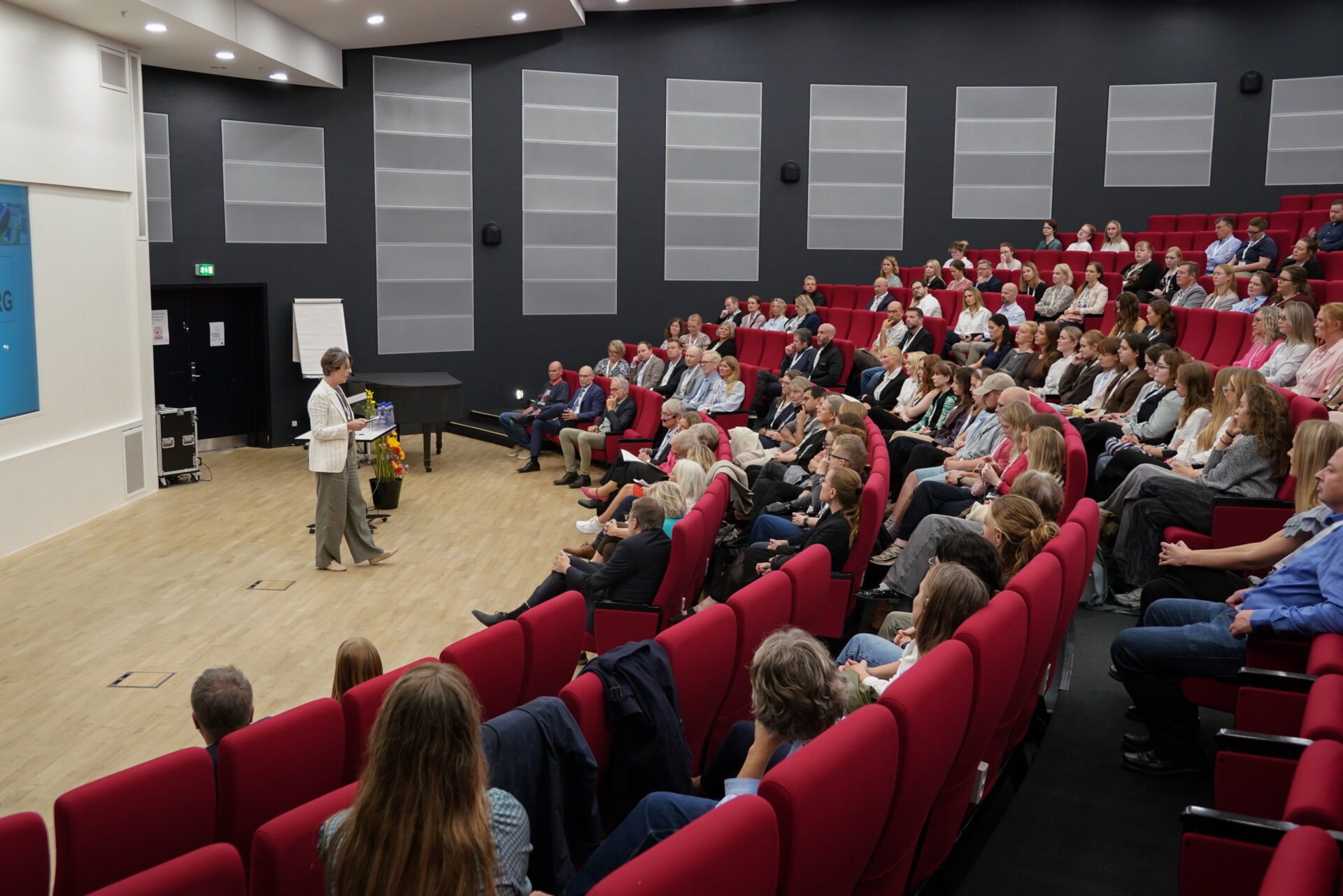 Prorektor på Syddansk Universitet, Helle Waagepetersen, holder tale for de nye studerende og alle gæsterne. Pressefoto.