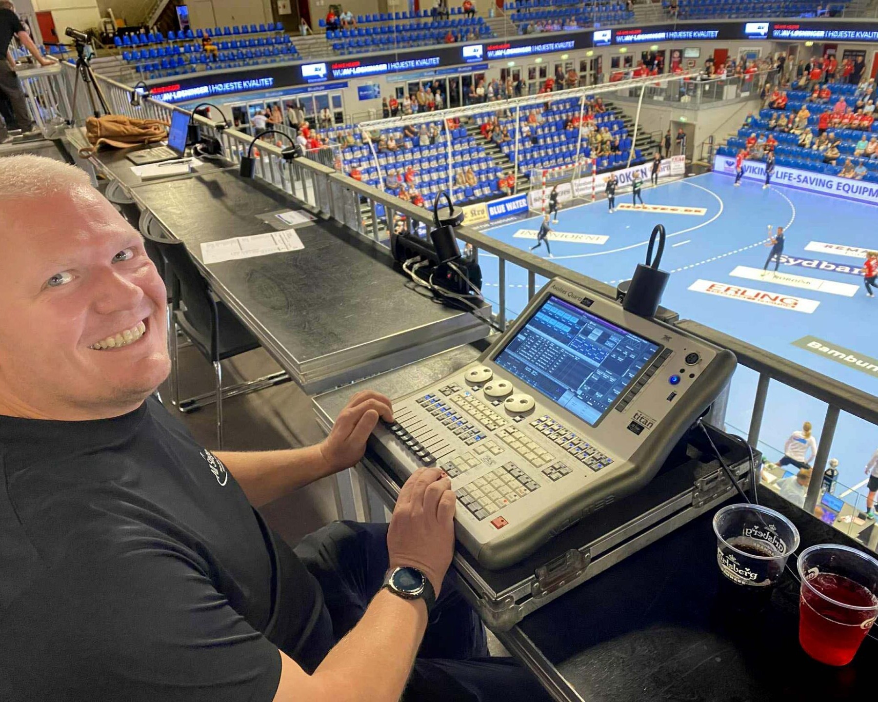 Allan Christoffersen nyder at sidde bag lys-pulten. Foto: Johnny Tauman.