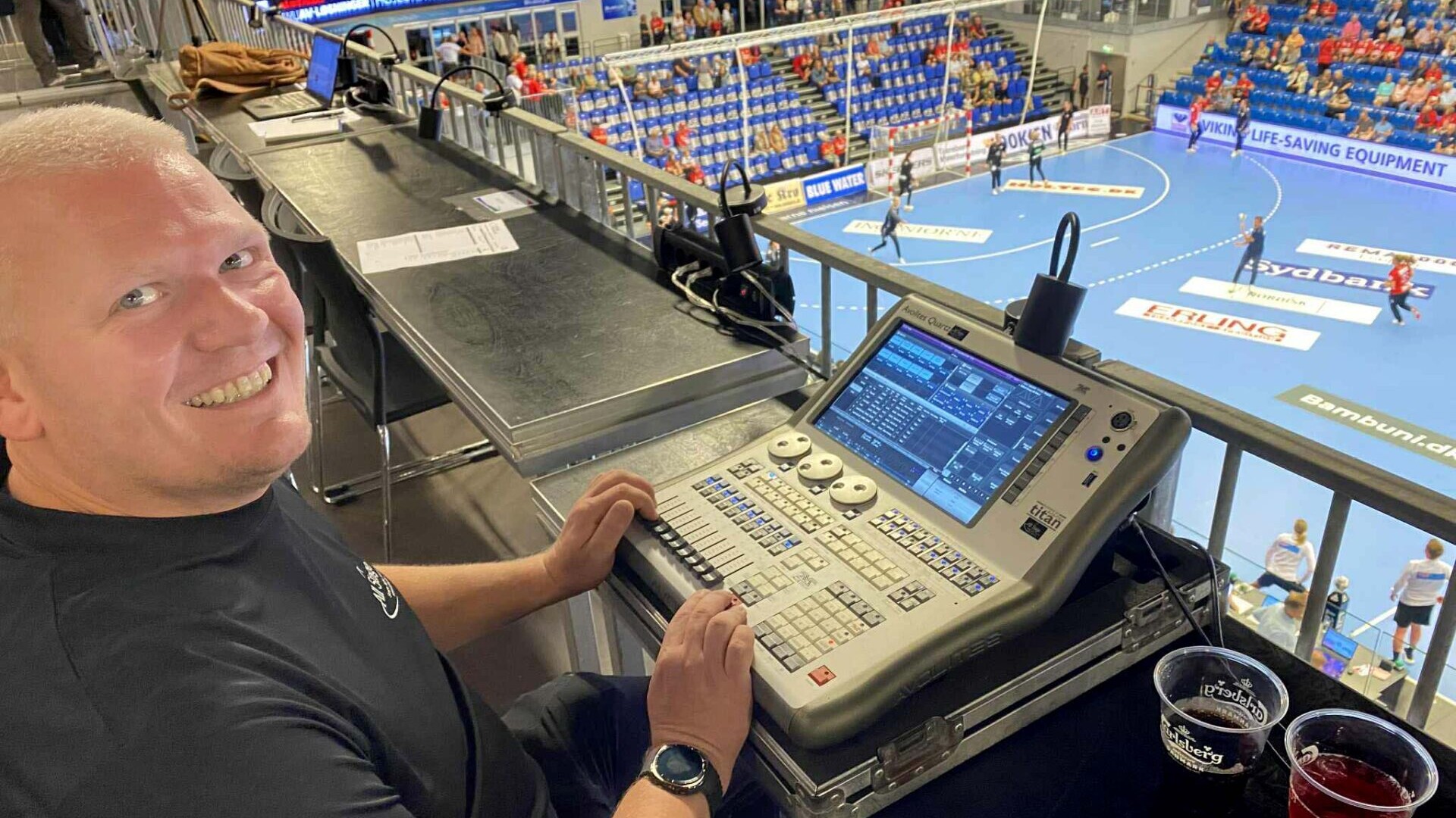 Allan Christoffersen nyder at sidde bag lys-pulten. Foto: Johnny Tauman.