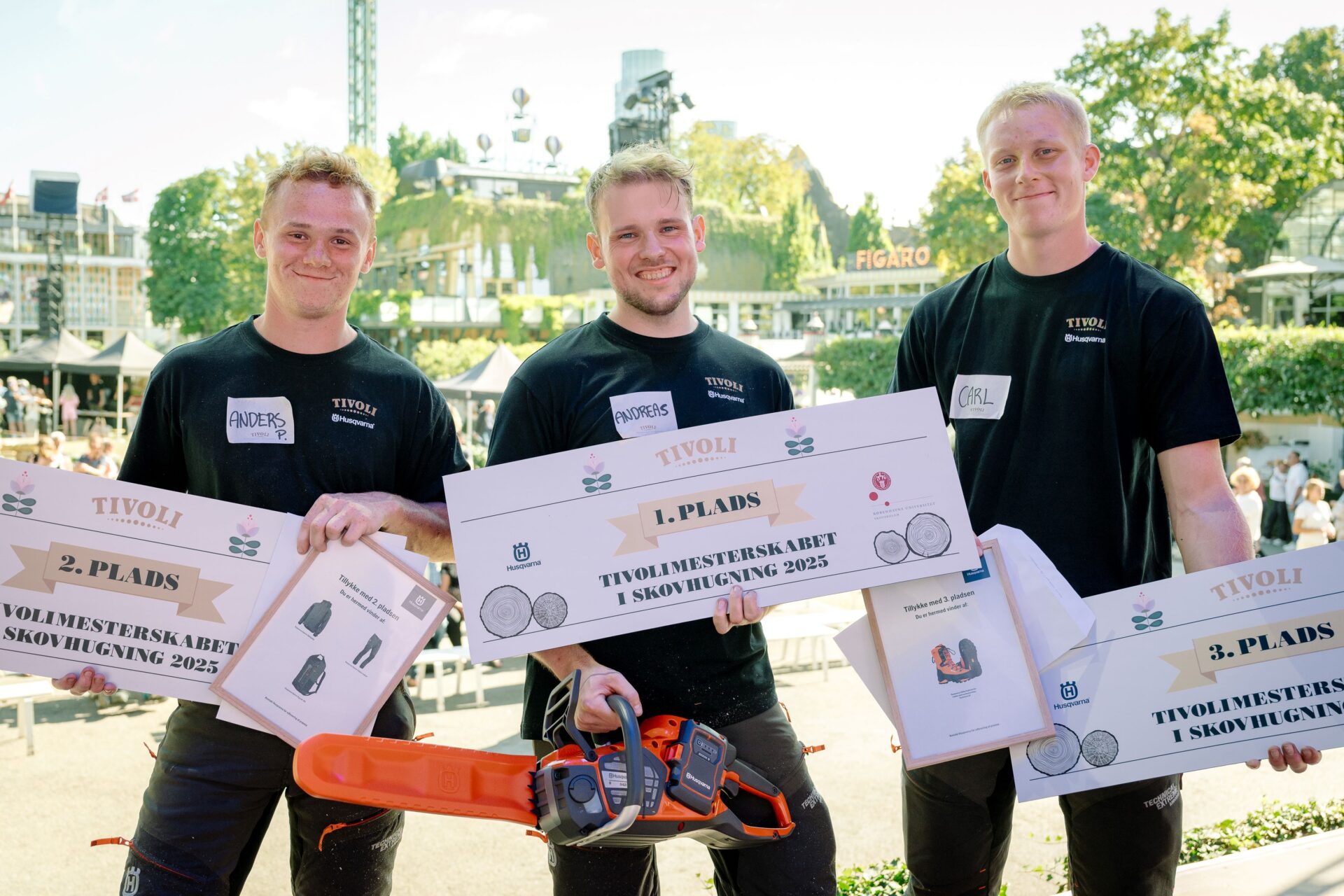 Andreas Møller fra Esbjerg (midt) vandt Tivolimesterskabet i skovhugning 2025 foran Anders Poulsen fra Give (tv.) og Carl Krog Sørensen fra Roskilde (th.).