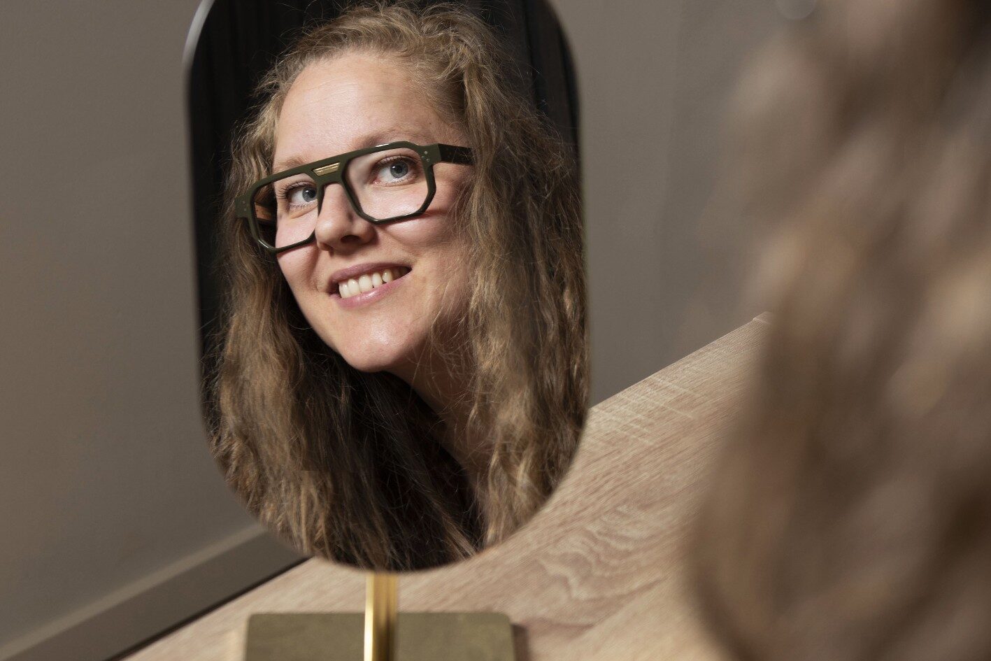 Butikken er indrettet minimalistisk stilfuldt og samtidigt hjemligt hyggeligt med akustikpaneler, spejle, blødt møblement og masser af siddepladser. Her kan man nyde en kop baristakaffe med bønner fra lokale Bean Machine. Foto: Fotograf Anja.