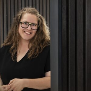 Briller er en forlænget del af ens personlighed, og derfor må det godt tage sin tid at vælge det helt rigtigt stel. Foto: Fotograf Anja.