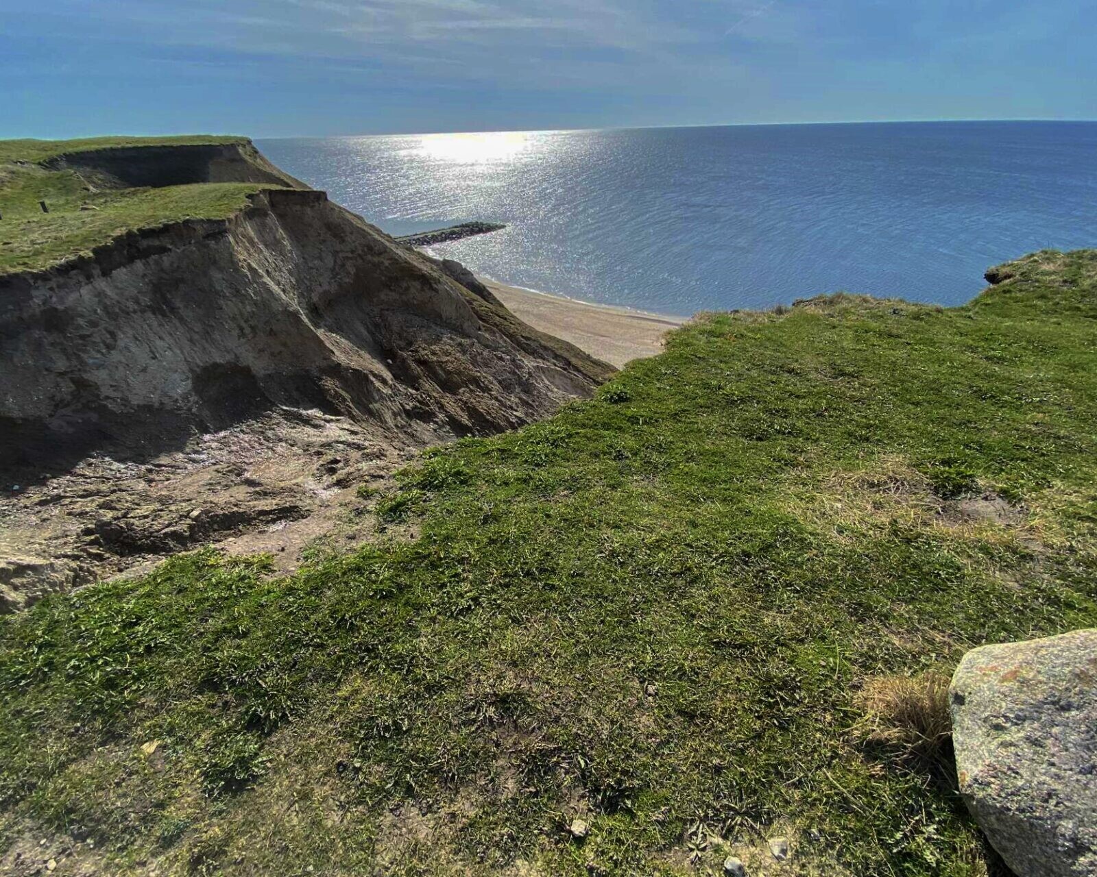 Ved Bovbjerg Fyr er en cykelsti styrtet i havet. Foto: Johnny Tauman.