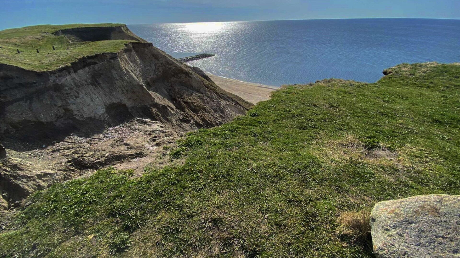 Ved Bovbjerg Fyr er en cykelsti styrtet i havet. Foto: Johnny Tauman.