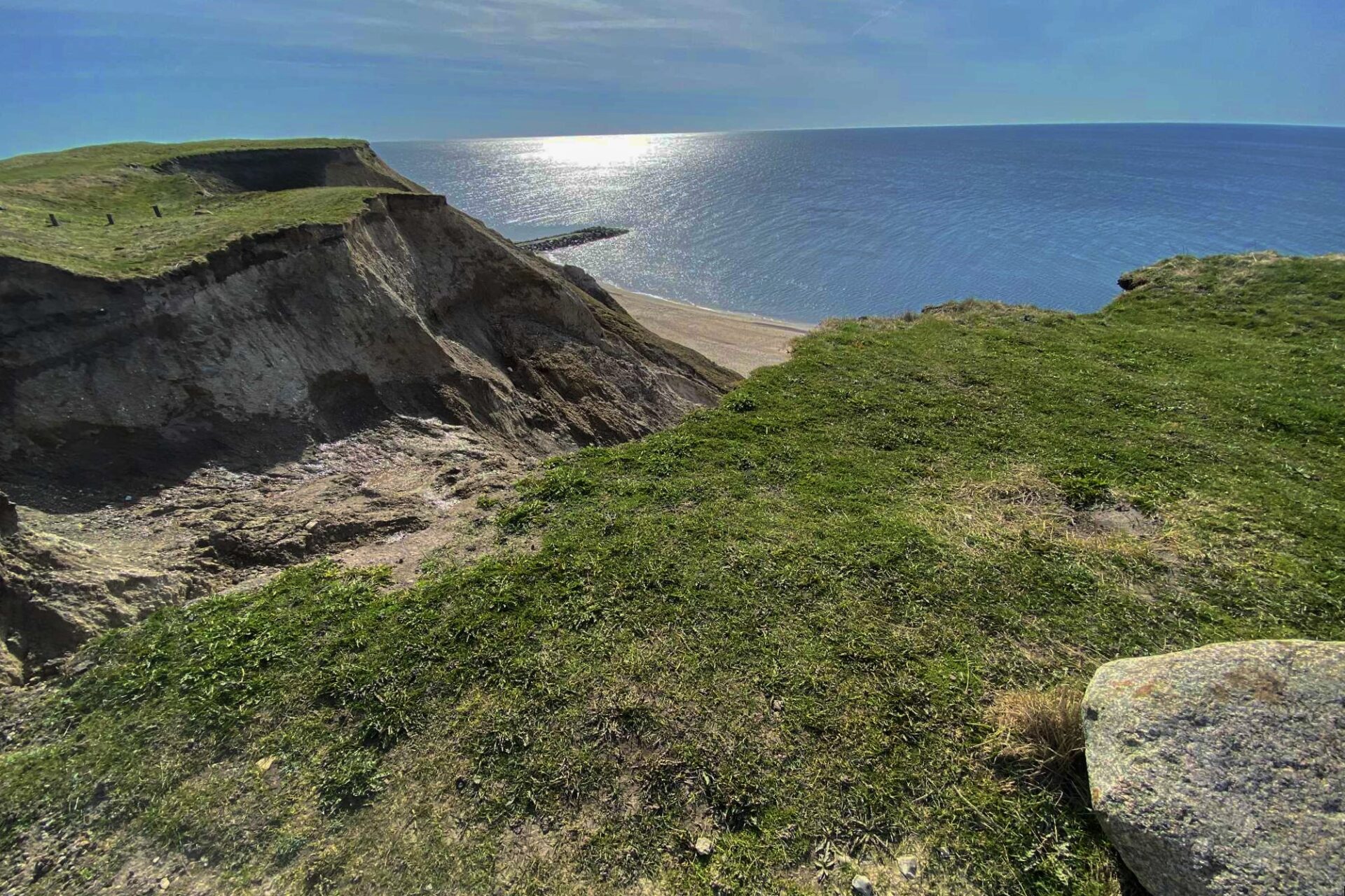 Ved Bovbjerg Fyr er en cykelsti styrtet i havet. Foto: Johnny Tauman.