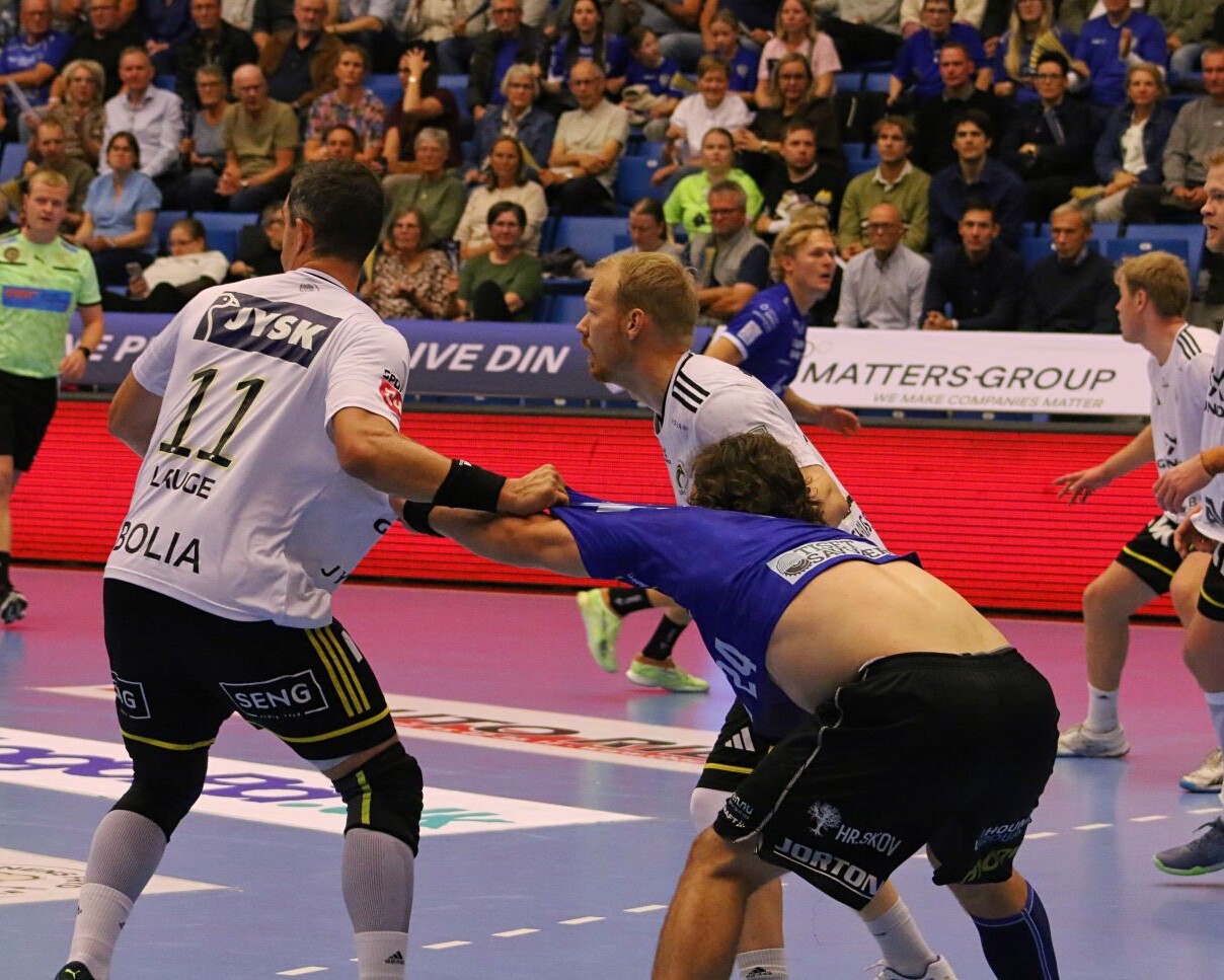 Lauge var med til at klæde REHH-spillerne af. Foto: Johnny Tauman.