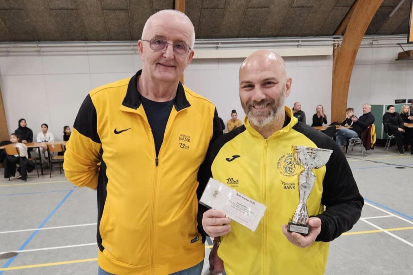 Formand Finn Larsen og Årets Træner 2024, Dennis Christensen. Privatfoto.