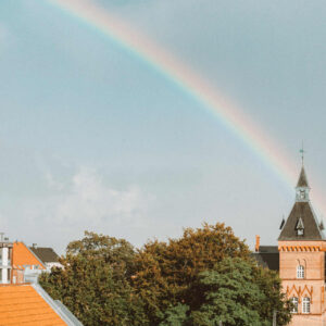 En regnbue over Skolegades skyline. Foto: Philip Skovgaard.