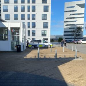 Også bagved bygningen kunne man se politiet søndag, hvor efterforskningen stod på i timevis. Foto: Johnny Tauman.