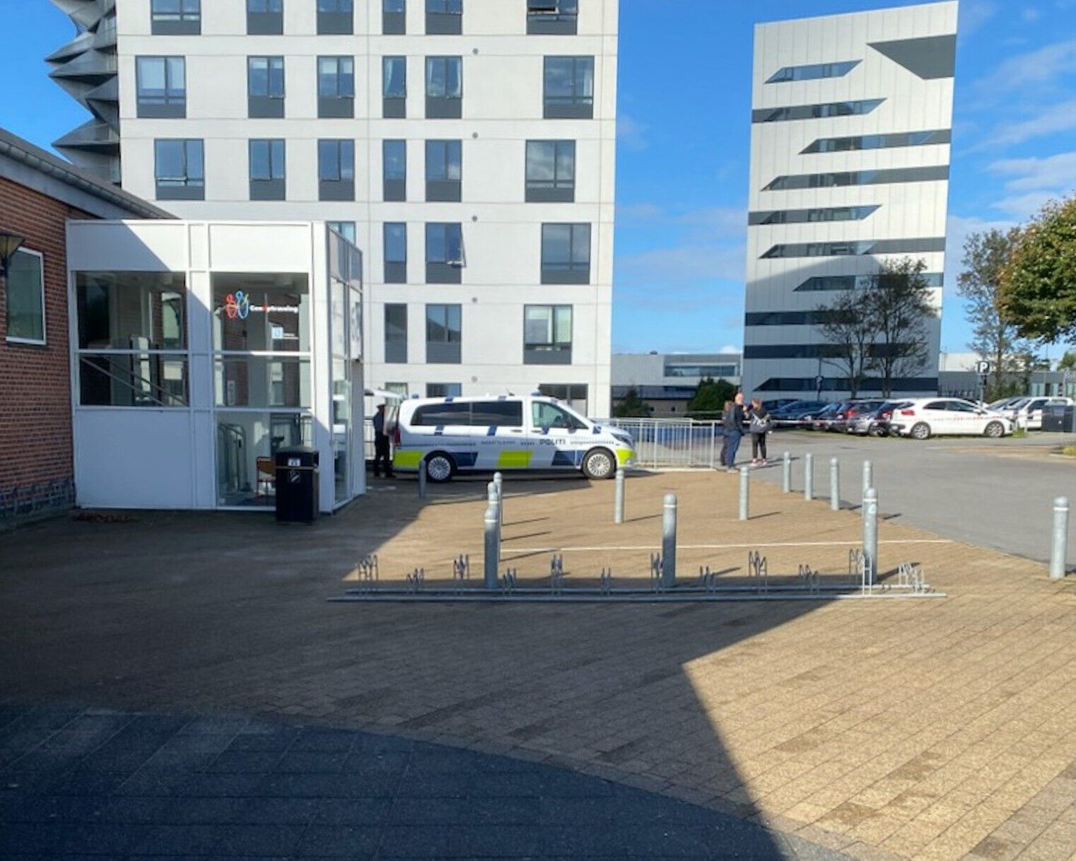 Også bagved bygningen kunne man se politiet søndag, hvor efterforskningen stod på i timevis. Foto: Johnny Tauman.