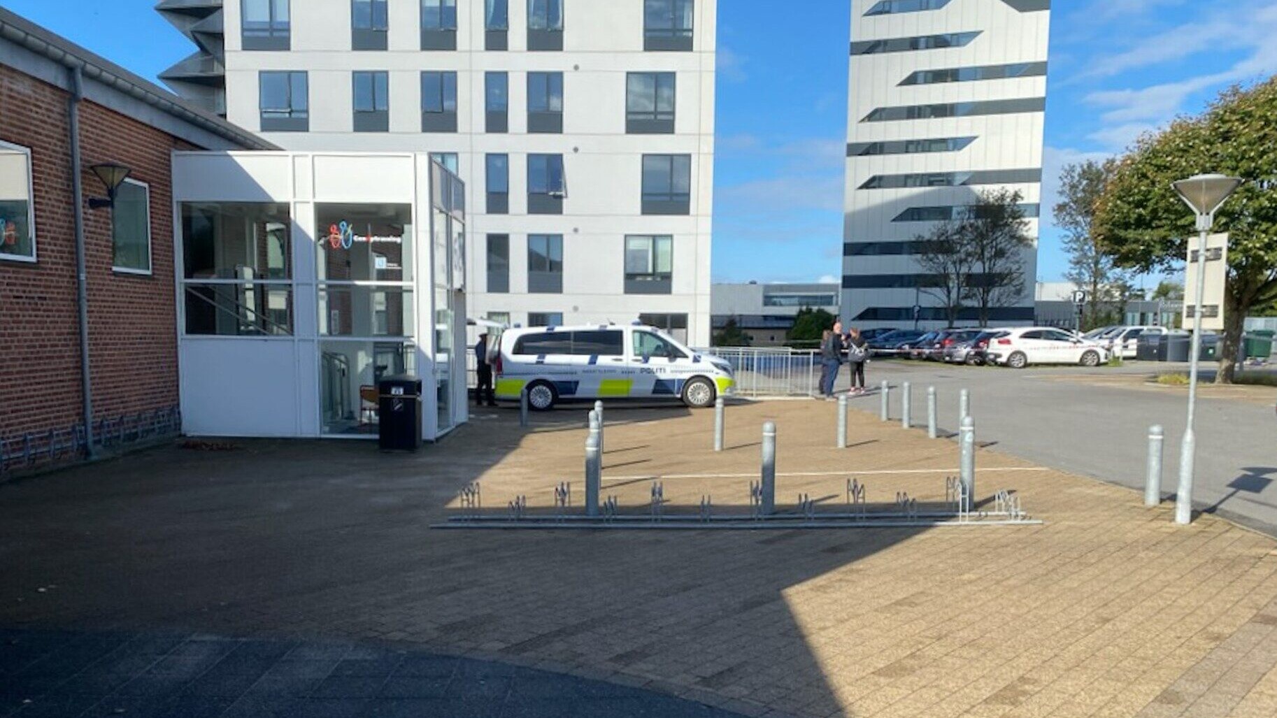 Også bagved bygningen kunne man se politiet søndag, hvor efterforskningen stod på i timevis. Foto: Johnny Tauman.