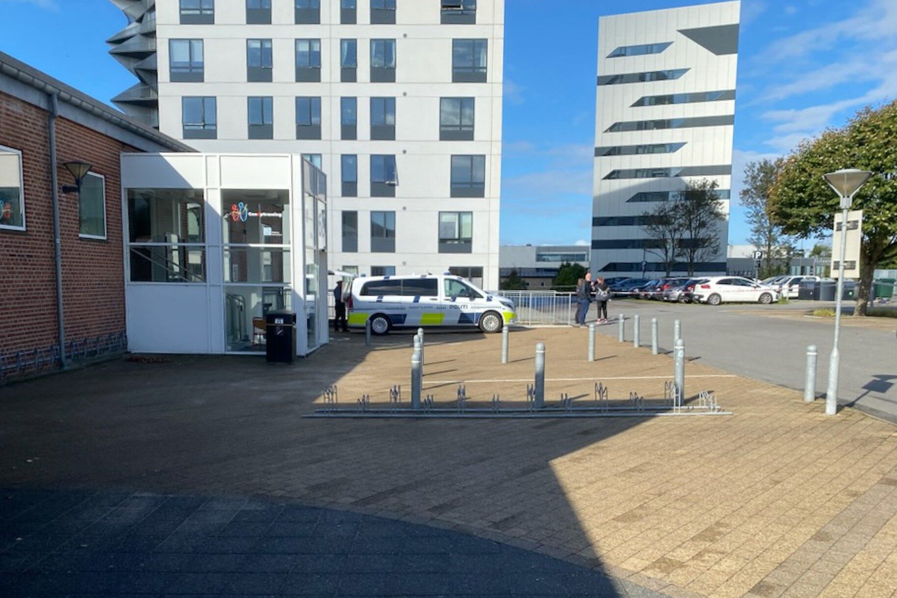 Også bagved bygningen kunne man se politiet søndag, hvor efterforskningen stod på i timevis. Foto: Johnny Tauman.