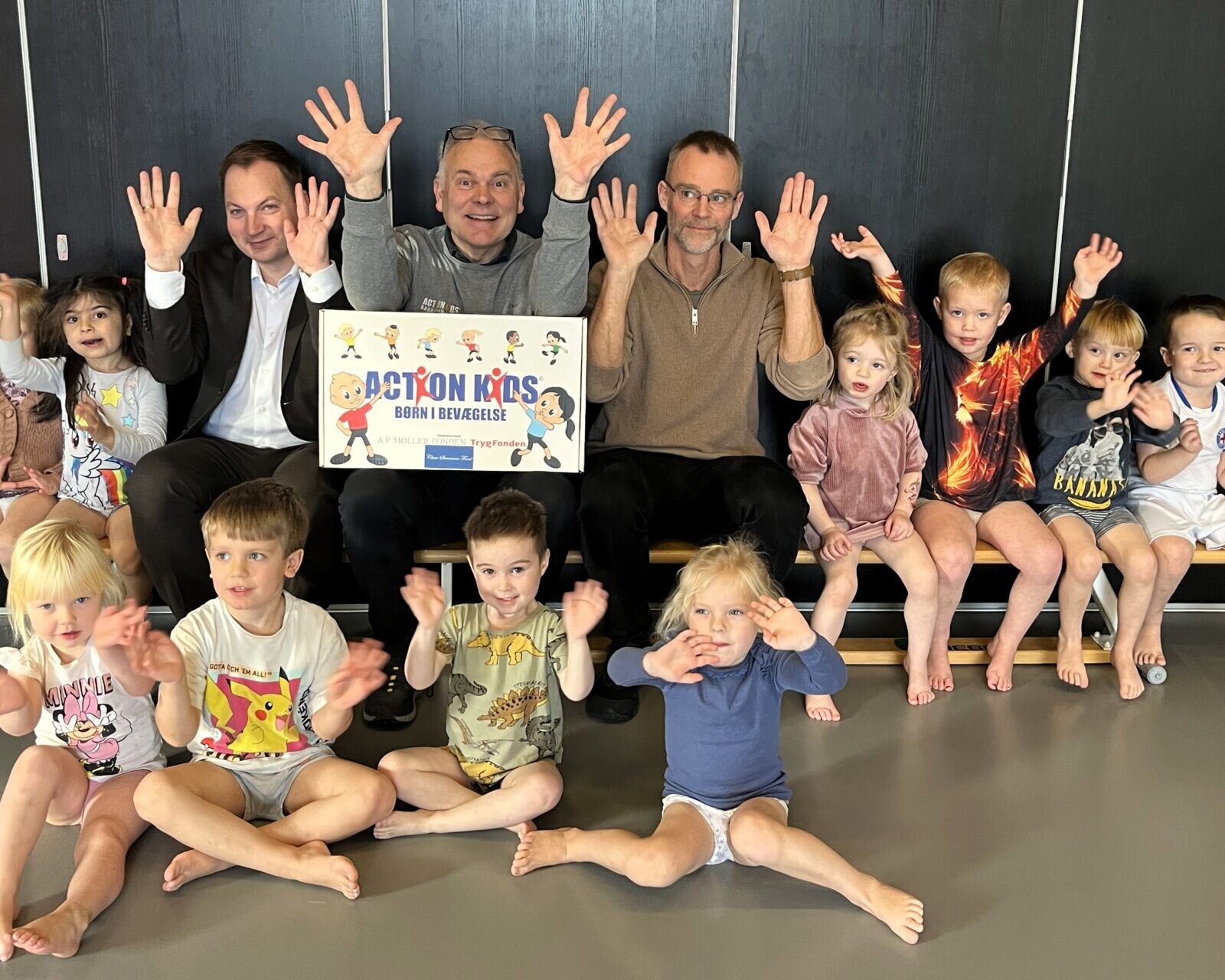 Børn og voksne fra Vognsbøl Børnehus fejrer, at alle børnehaver i Esbjerg Kommune nu har fået Action Kids.