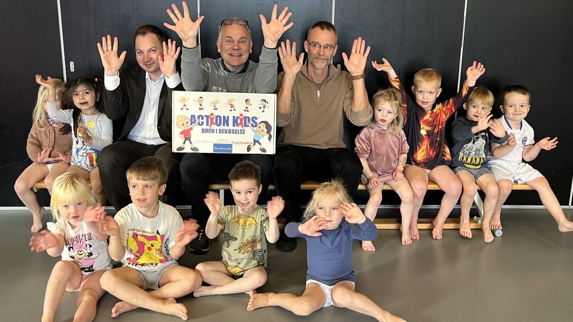 Børn og voksne fra Vognsbøl Børnehus fejrer, at alle børnehaver i Esbjerg Kommune nu har fået Action Kids.