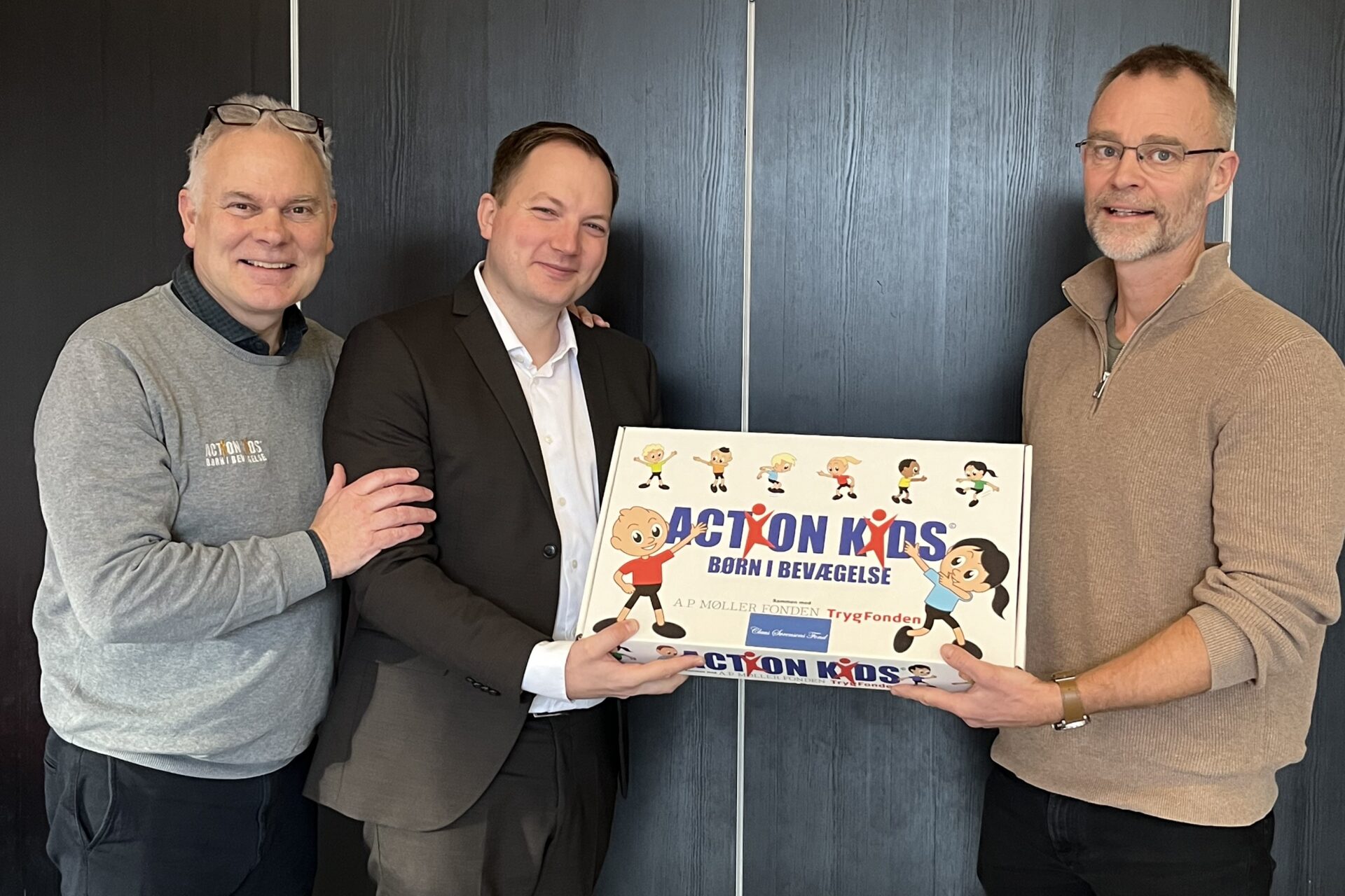 Fra venstre: Thomas Fedder (projektleder i Action Kids), Jakob Søe Østerby (CFO i Claus Sørensens Fond) og Jesper Kruse Odderskov (ledelseskonsulent i Esbjerg Kommune) med en af de nye Actionkasser.