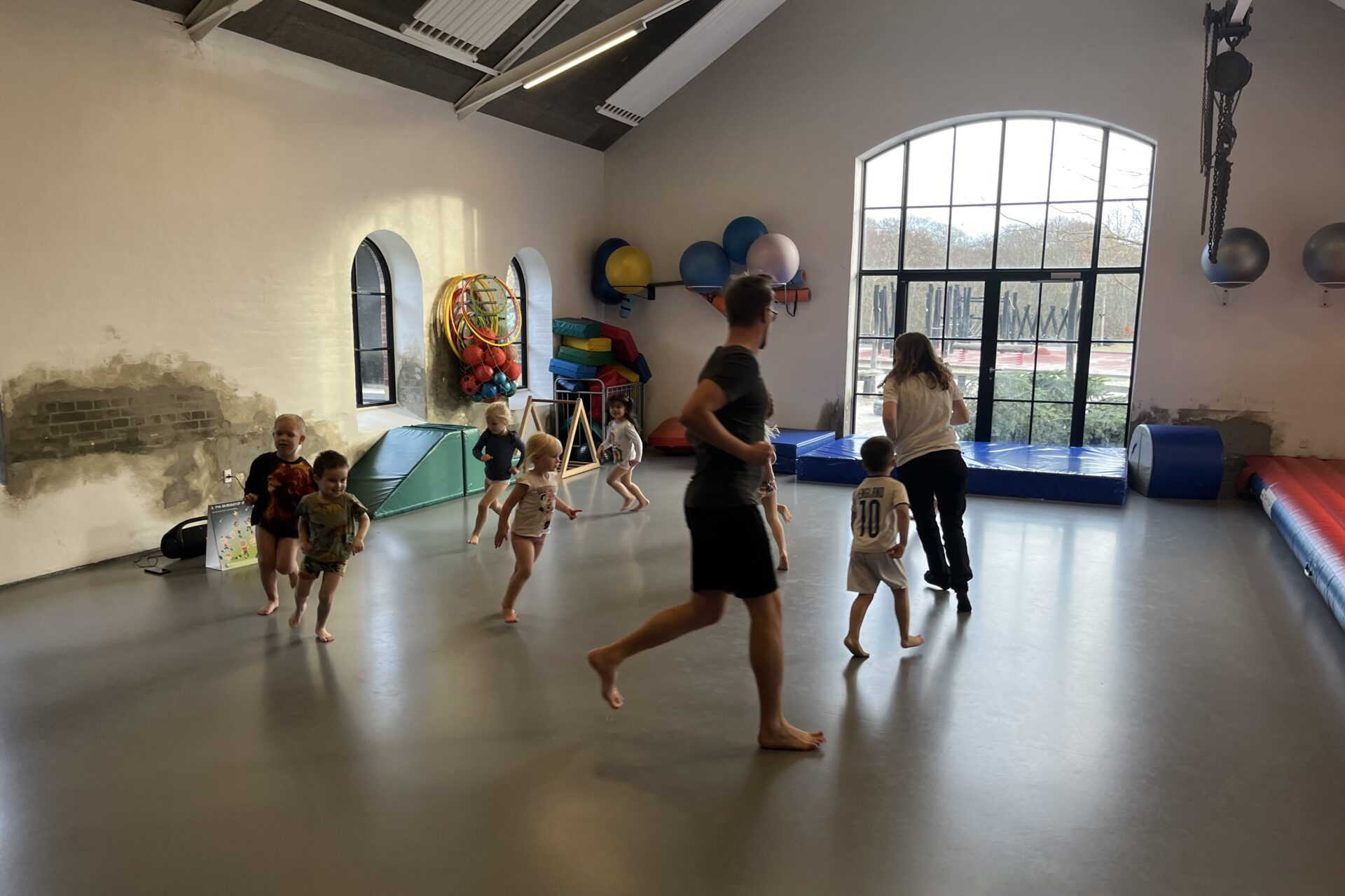 Action Kids gør det nemt for pædagoger at få børnene med på fantasifulde og aktive rejser i hverdagen.