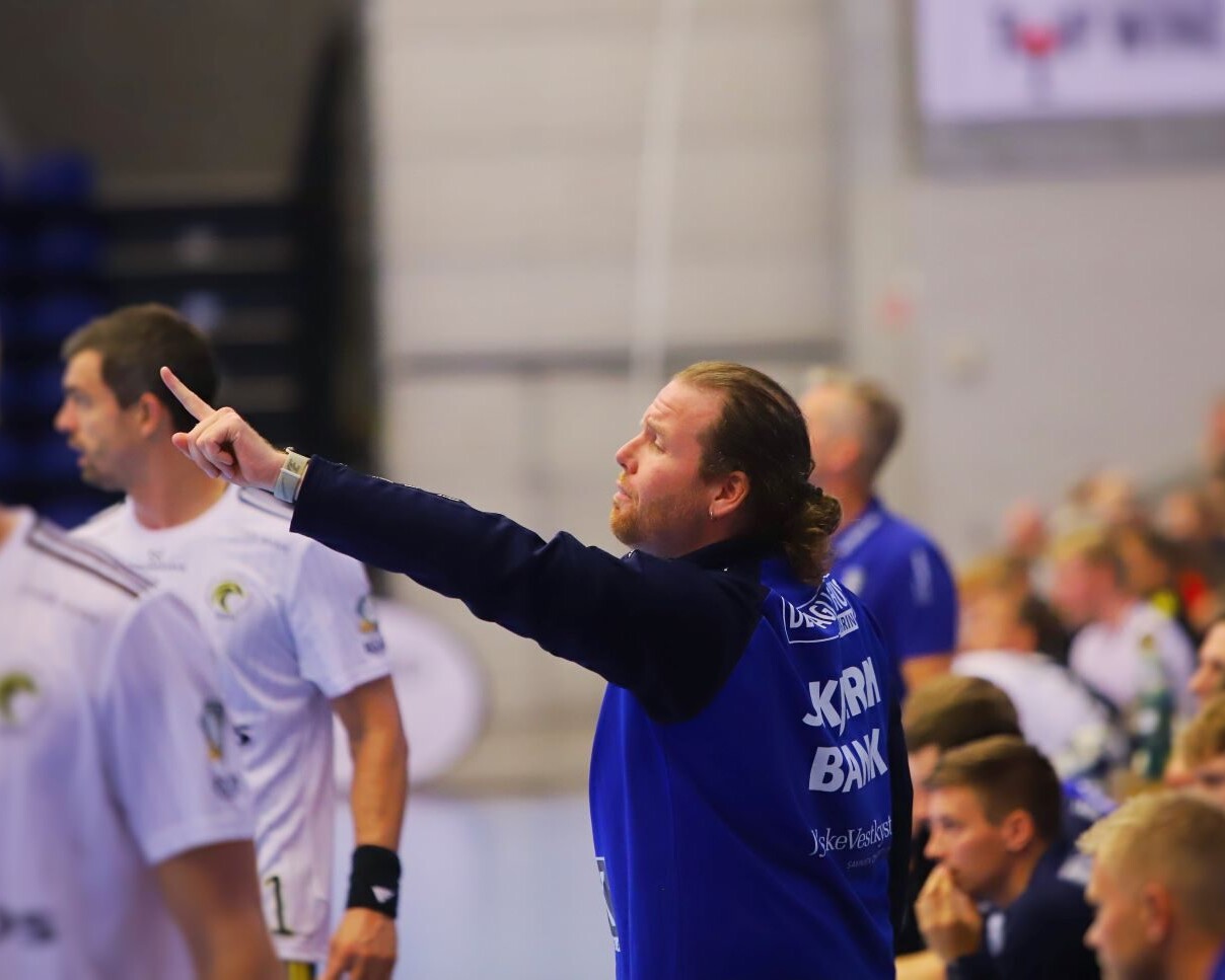 Cheftræneren har udstukket linjen og taktikken til sejr. Foto: Johnny Tauman.