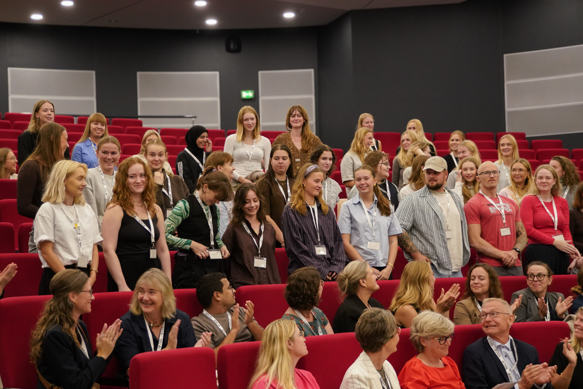 Der var høje klapsalver til de studerende, da de på opfordring rejste sig fra deres pladser i auditoriet. Pressefoto.