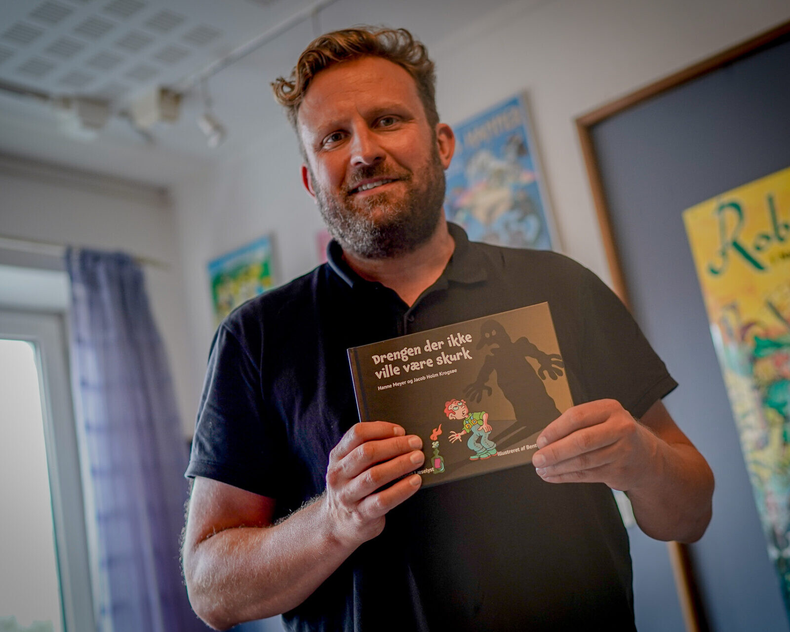 Jacob Holm Krogsøe med den færdigtrykte bog. Foto: Fjodor Pedersen.