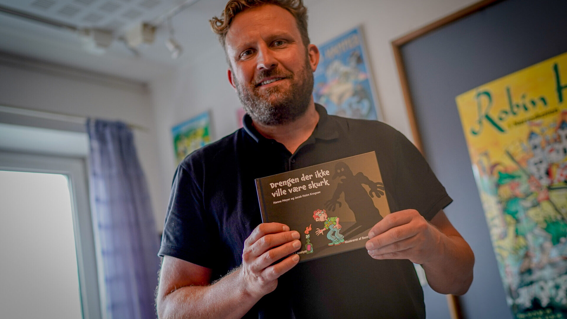 Jacob Holm Krogsøe med den færdigtrykte bog. Foto: Fjodor Pedersen.