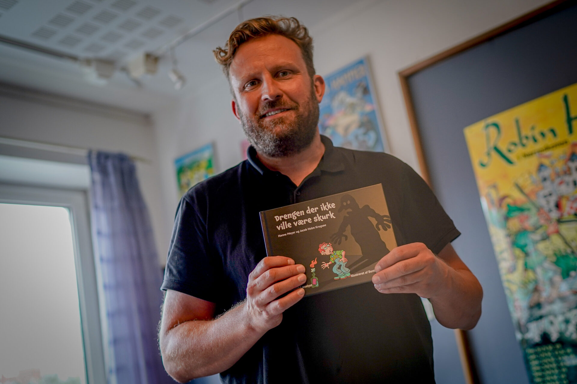 Jacob Holm Krogsøe med den færdigtrykte bog. Foto: Fjodor Pedersen.