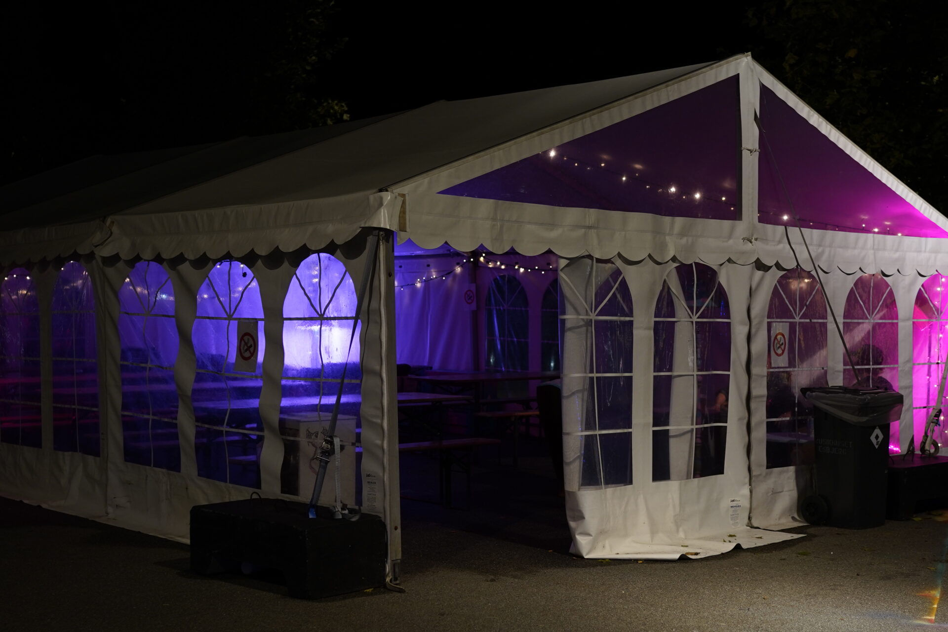 Party i provinsen: Et stort festtelt på Tobakkens forplads, hvor alle er velkomne til at komme forbi - også uden billet til selve festivalen. Foto: Fjodor Pedersen.