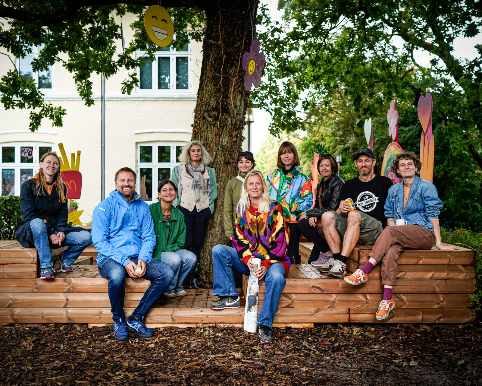 En del af projektgruppen samlet ved det nye opholdssted ved Huset. Foto: Fjodor Pedersen.