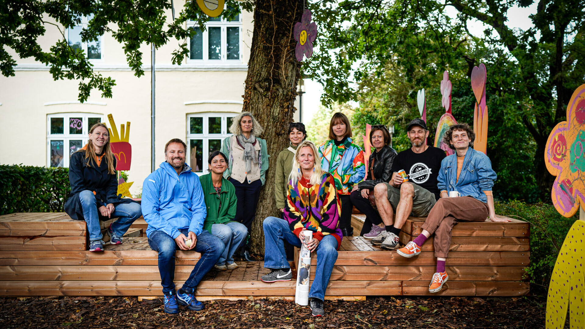 En del af projektgruppen samlet ved det nye opholdssted ved Huset. Foto: Fjodor Pedersen.