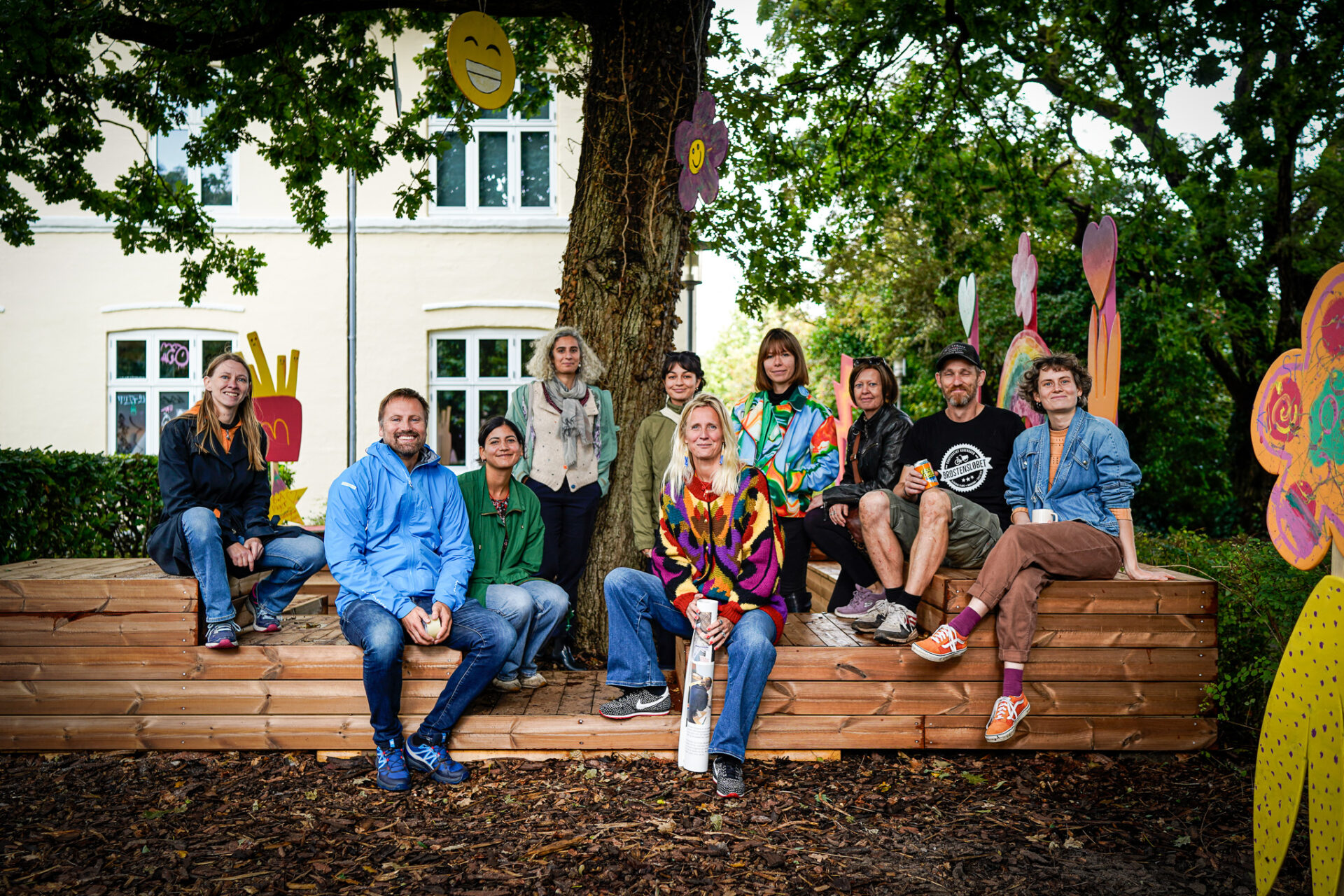 En del af projektgruppen samlet ved det nye opholdssted ved Huset. Foto: Fjodor Pedersen.