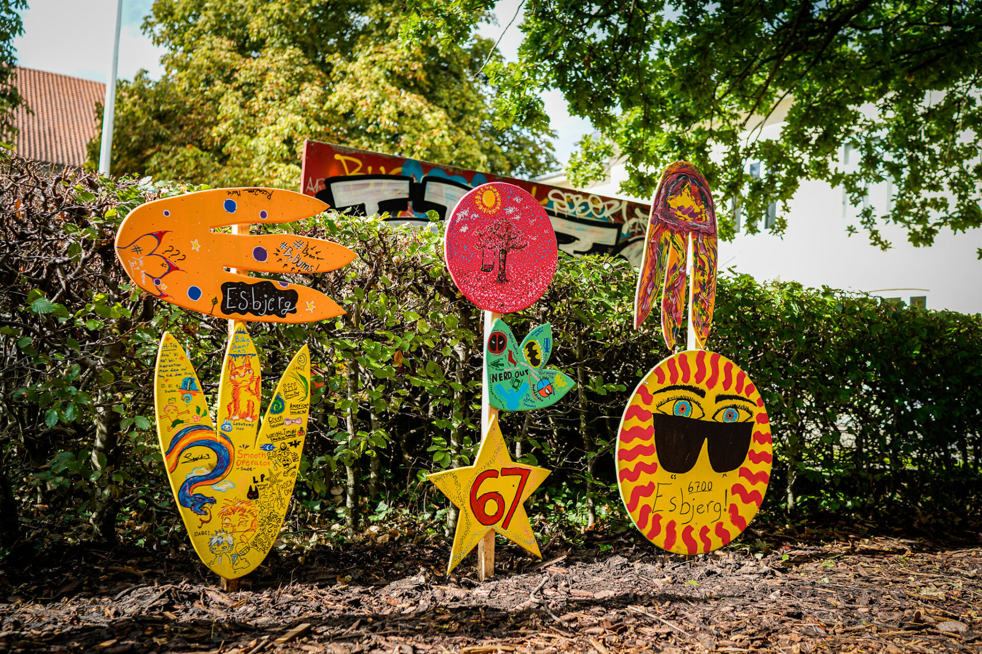 Unge stemmer har sat deres præg på byen med håndlavede skilte og symboler, der afspejler Esbjerg set gennem deres øjne. Foto: Fjodor Pedersen.