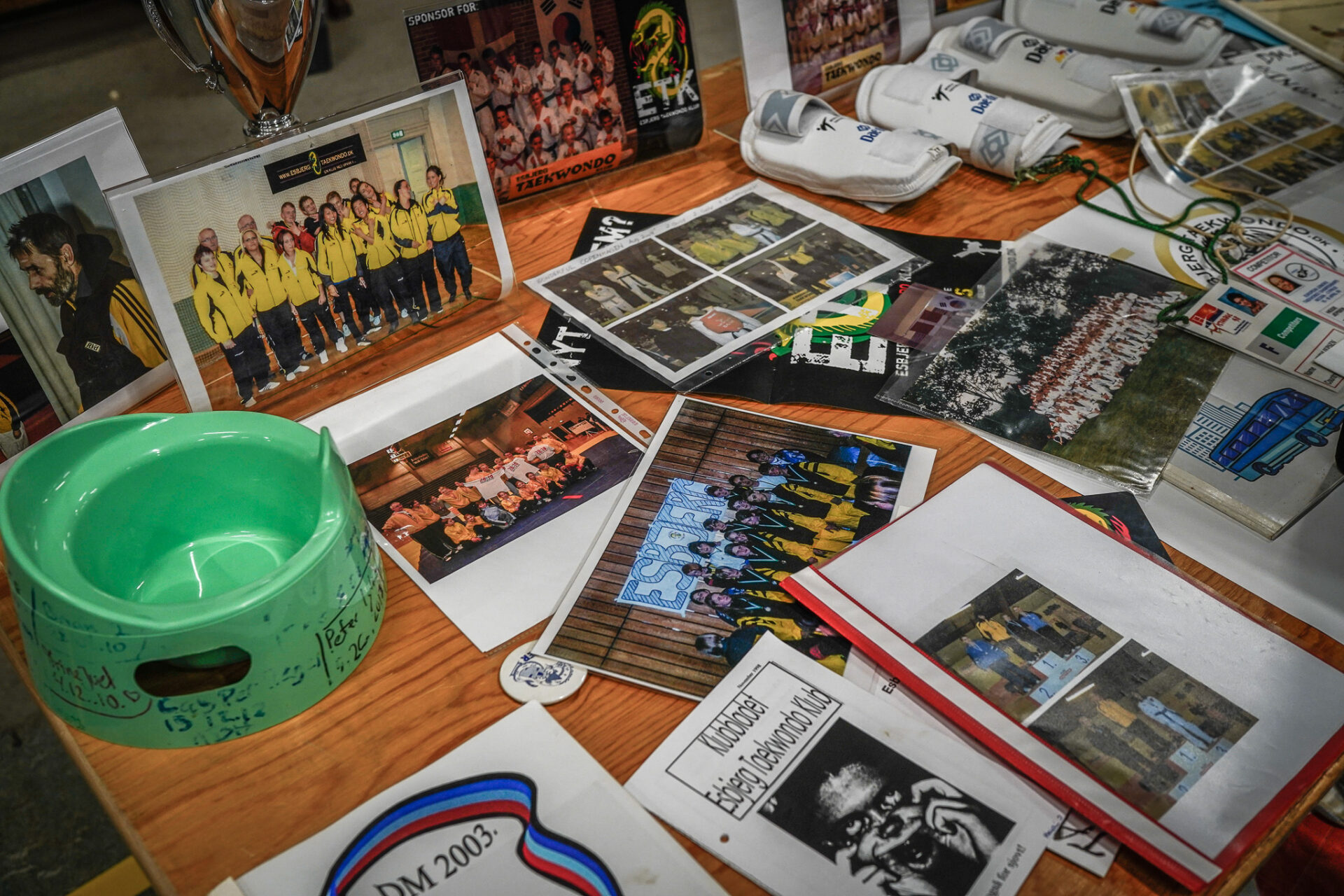 Klubblade, holdfotos, stævneplakater, pokaler og medaljer. Medlemmerne har været i gemmerne for at finde minderne frem. Foto: Fjodor Pedersen.