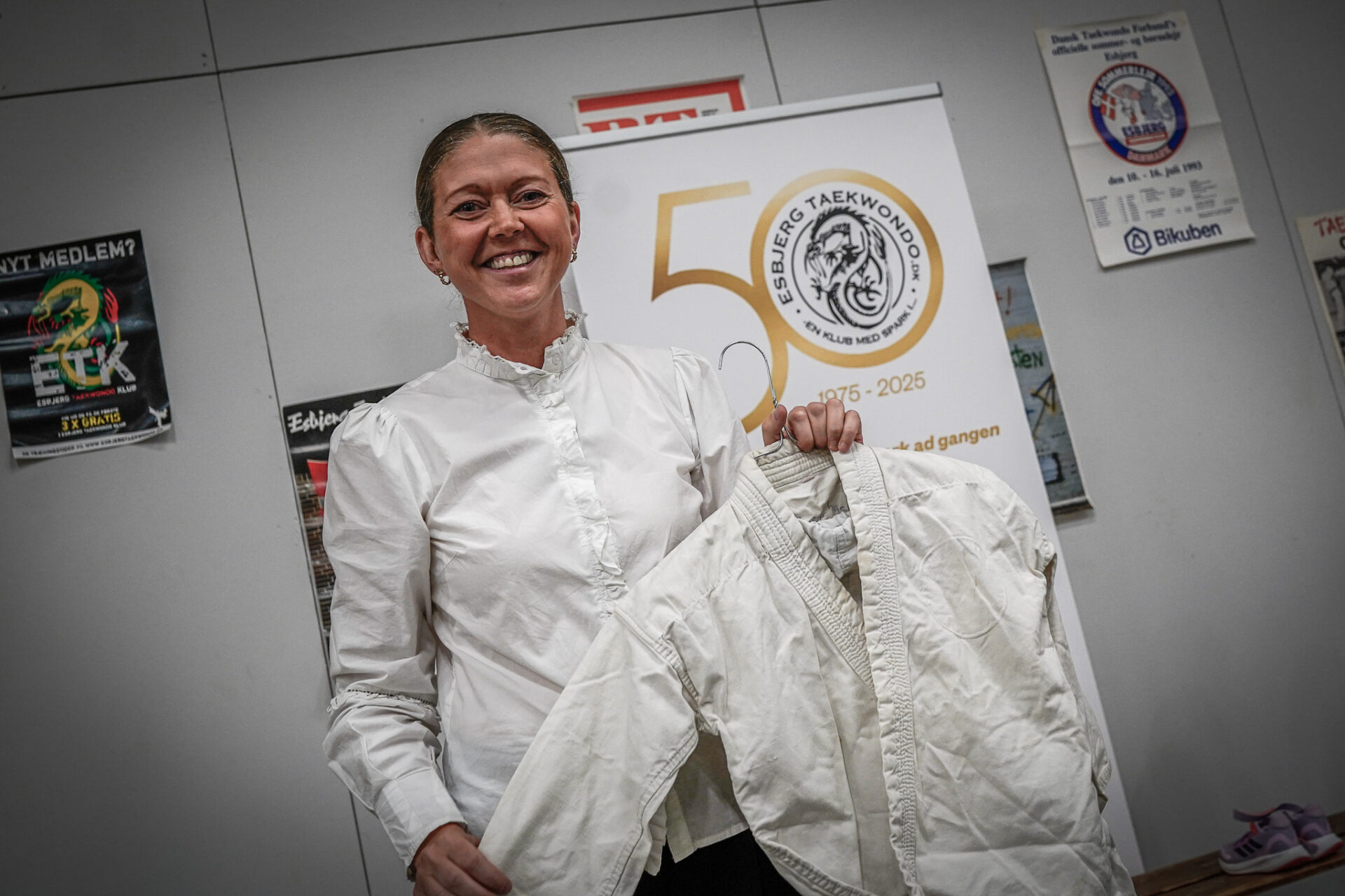 Heidi Jepsen Frederiksen begyndte som syvårig i ETK. Og sørme om hun i forbindelse med jubilæet ikke har fundet sin allerførste dobok, som dragten hedder, frem fra gemmerne. Foto: Fjodor Pedersen.