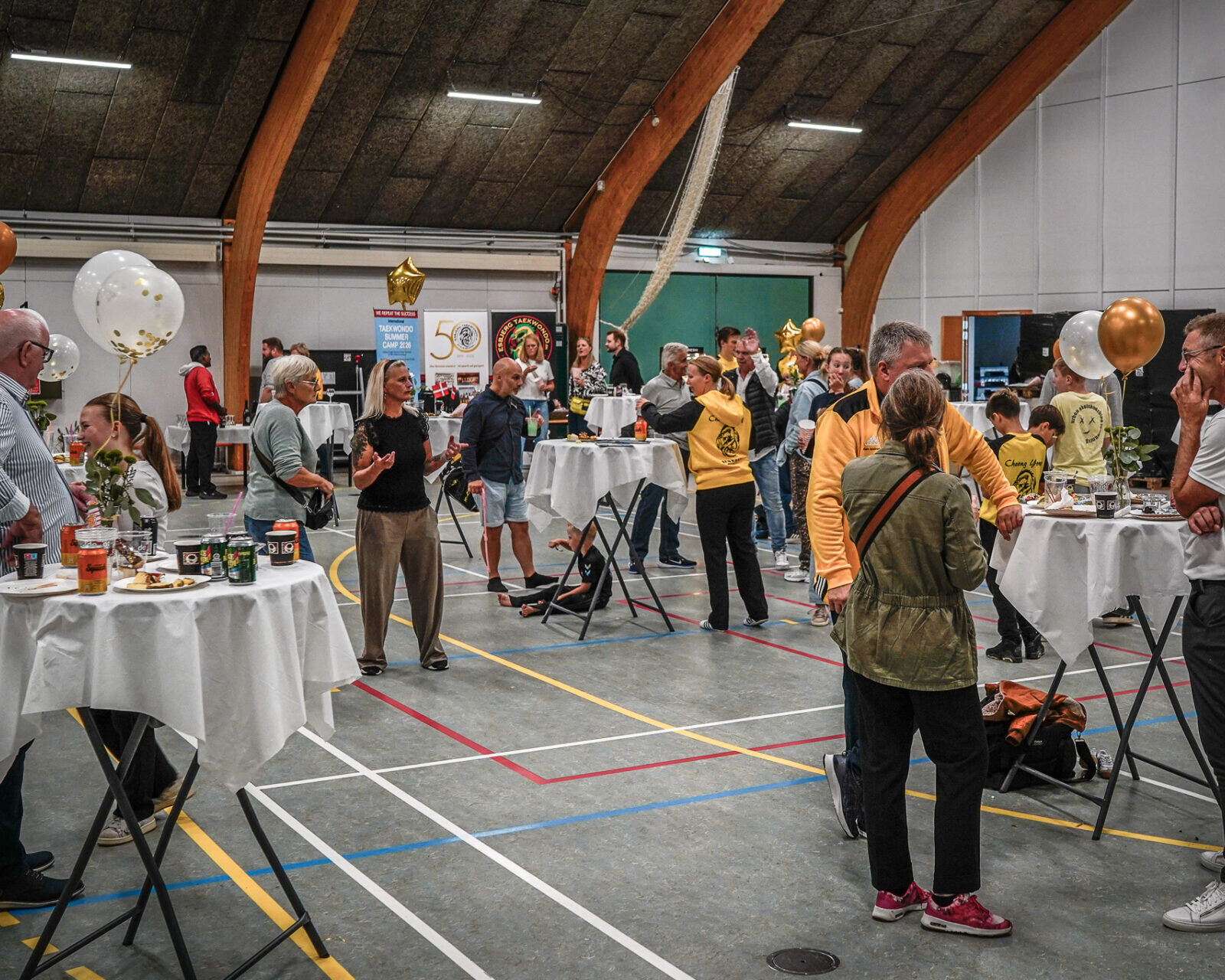 Mange hundrede gæster kiggede forbi for at ønske tillykke med jubilæet. Foto: Fjodor Pedersen.