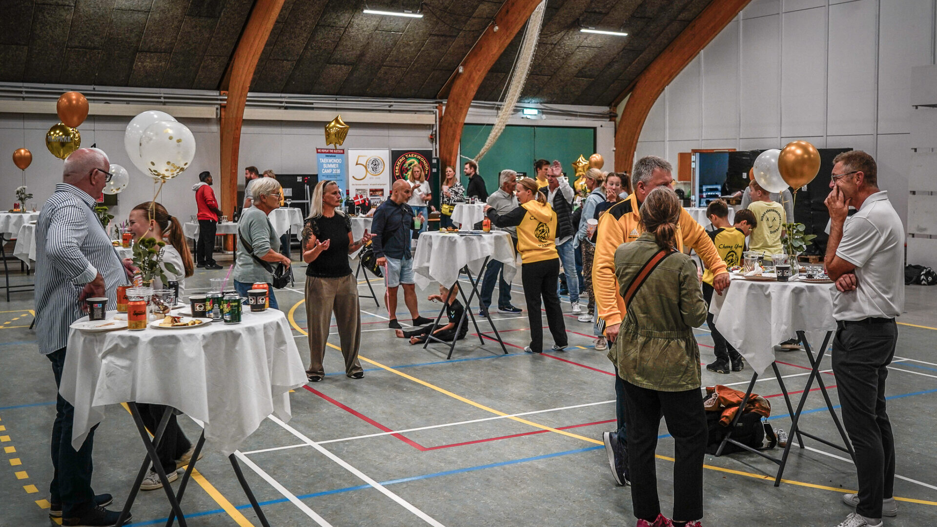 Mange hundrede gæster kiggede forbi for at ønske tillykke med jubilæet. Foto: Fjodor Pedersen.