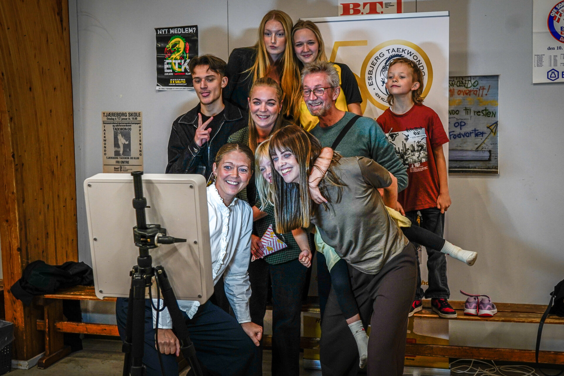 Ingen fest uden en selfie-automat. Forskellige generationer af taekwondo-familien i skøn forening. Foto: Fjodor Pedersen.