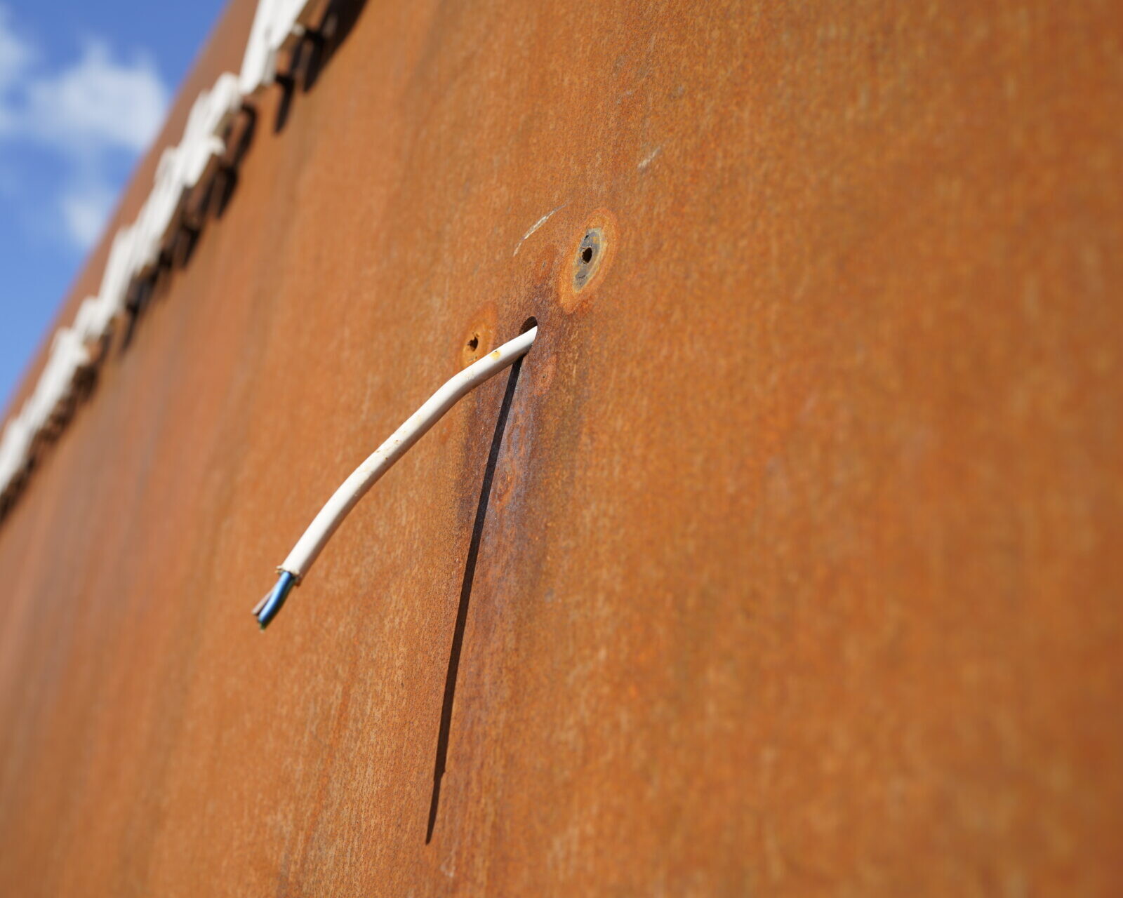 To specielle lamper i tysk Bauhaus-stil er blevet stjålet fra toiletbygningen i Byparken. Foto: Fjodor Pedersen.