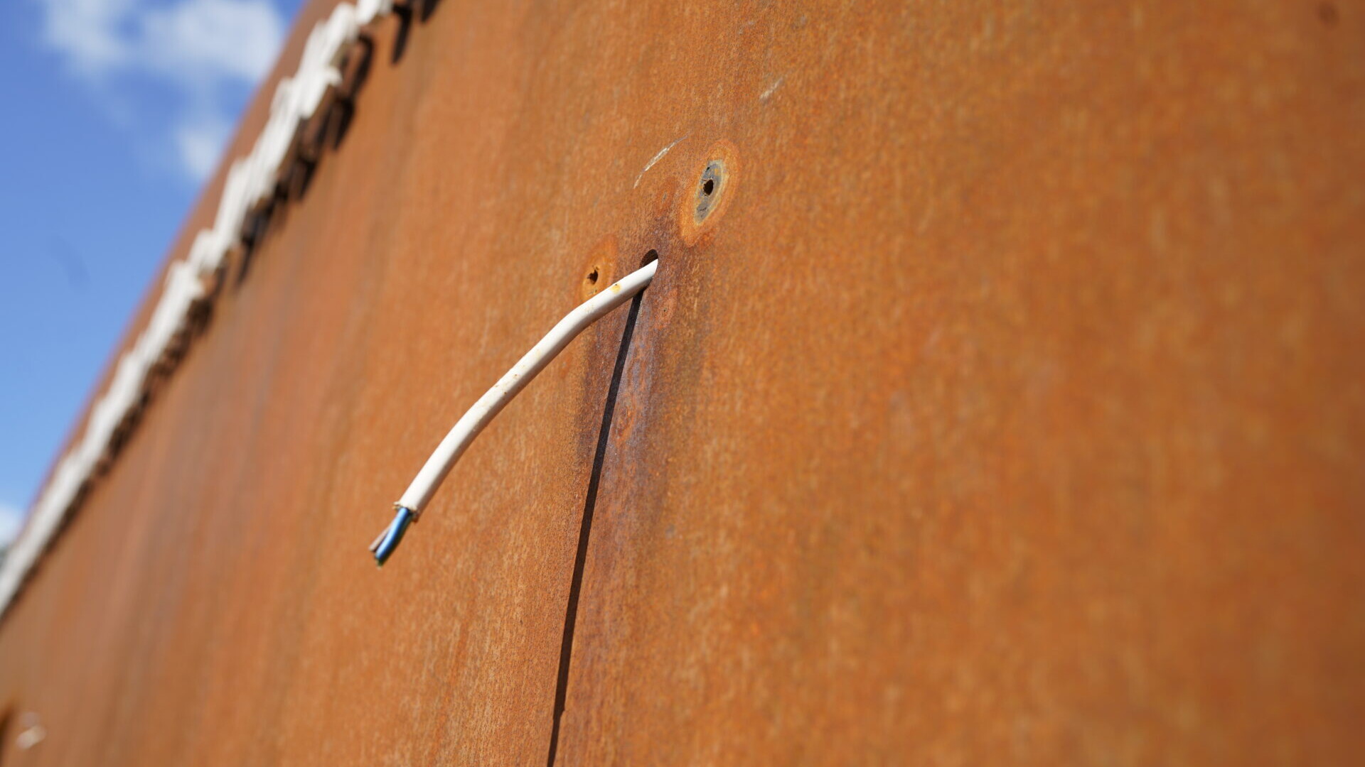 To specielle lamper i tysk Bauhaus-stil er blevet stjålet fra toiletbygningen i Byparken. Foto: Fjodor Pedersen.
