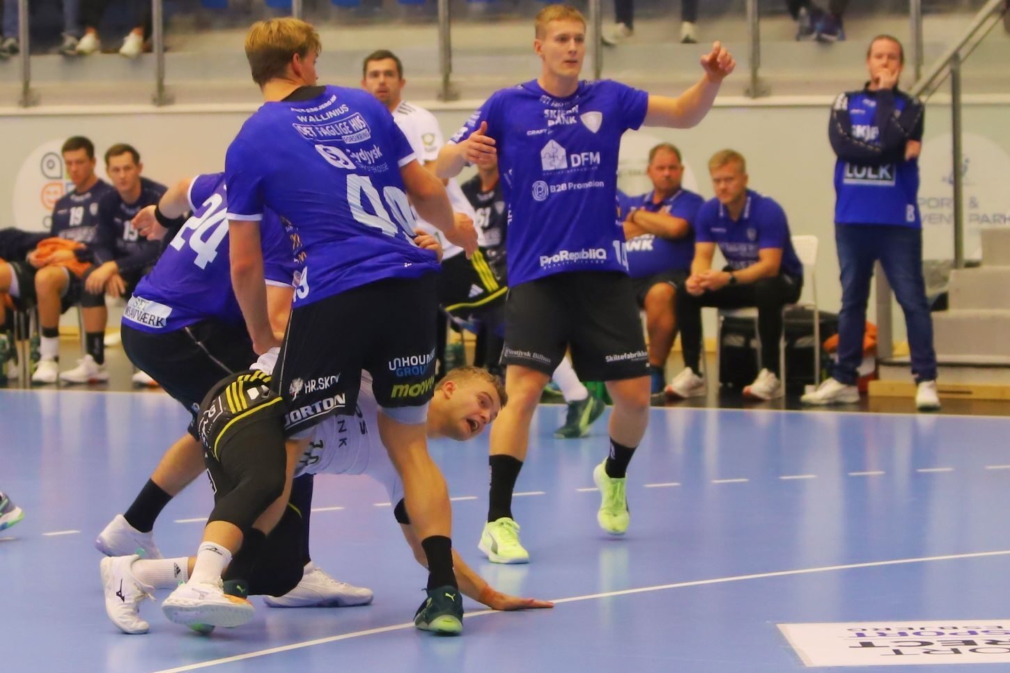 Defensiven skal på plads uden at give dommerne mulighed for at dømme straffekast. Foto: Johnny Tauman.