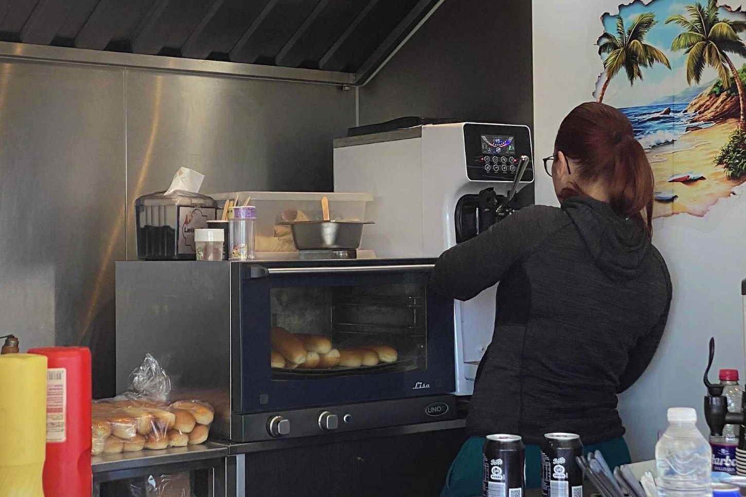 Den lille softicemaskine har en kapacitet på fem til seks is i hver produktion - med indlagt pause. Foto: Johnny Tauman.