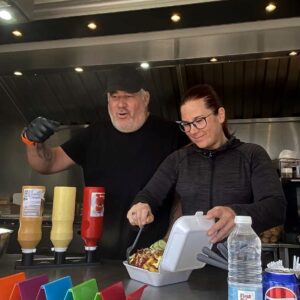 Der kan bestilles store portioner - og Sandro har ofte en kvik bemærkning. Foto: Johnny Tauman.