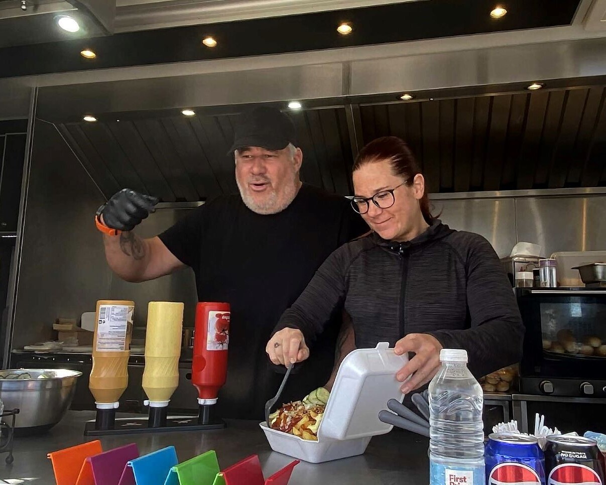 Der kan bestilles store portioner - og Sandro har ofte en kvik bemærkning. Foto: Johnny Tauman.