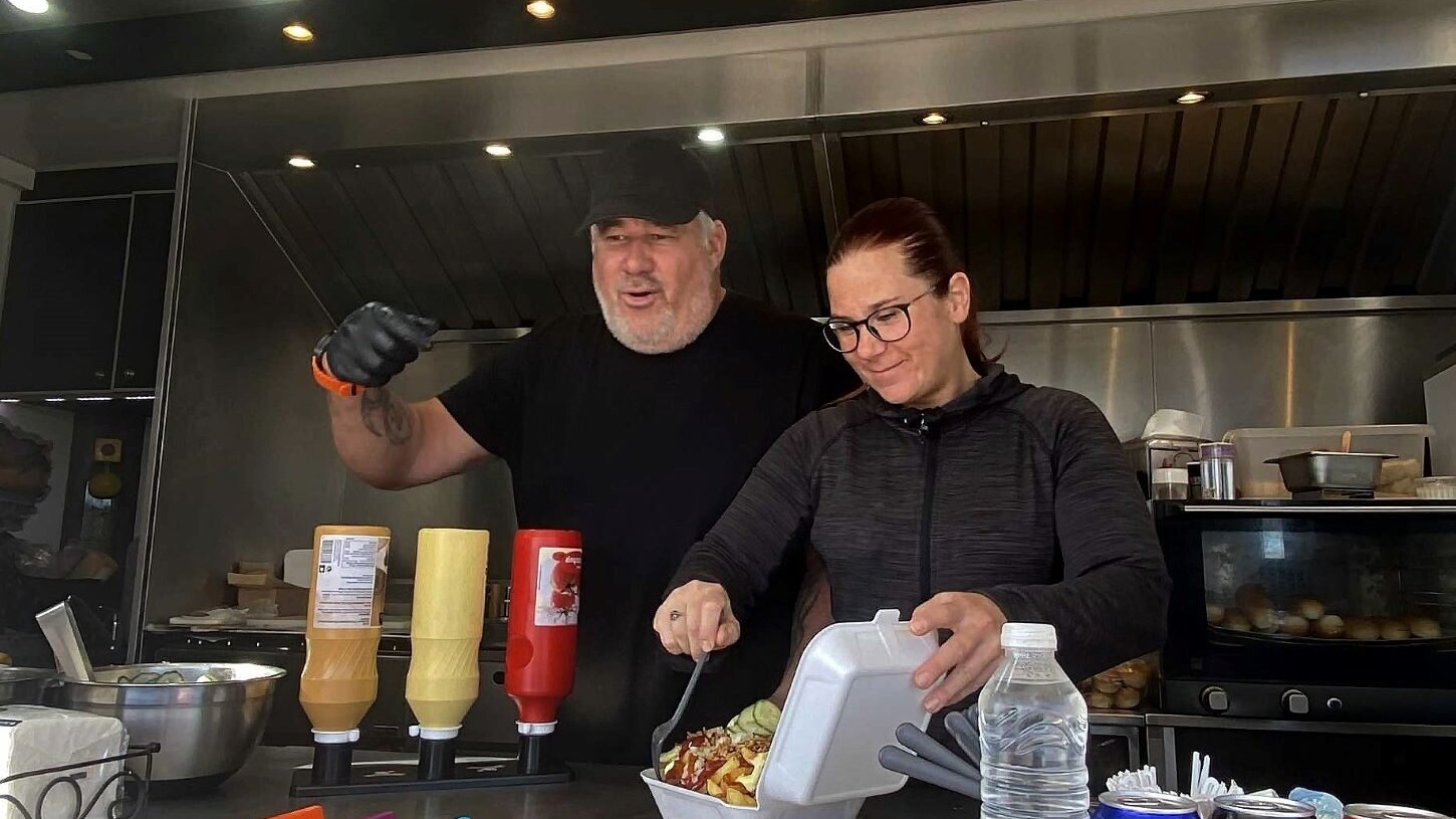 Der kan bestilles store portioner - og Sandro har ofte en kvik bemærkning. Foto: Johnny Tauman.