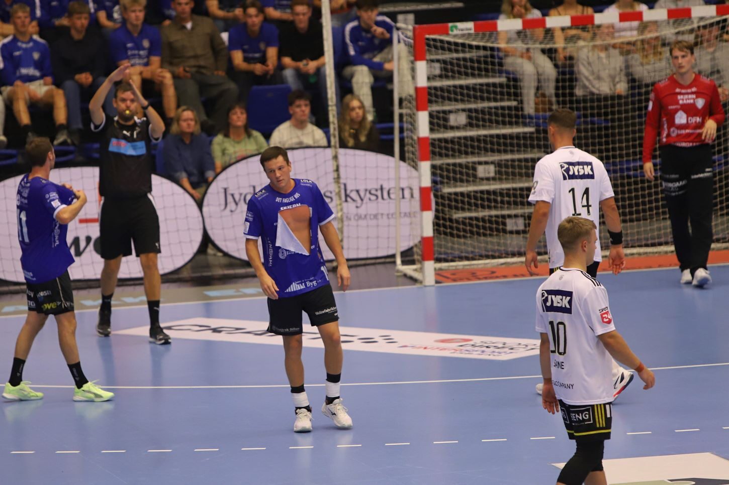 Dét kostede lige en trøje ... Foto: Johnny Tauman.