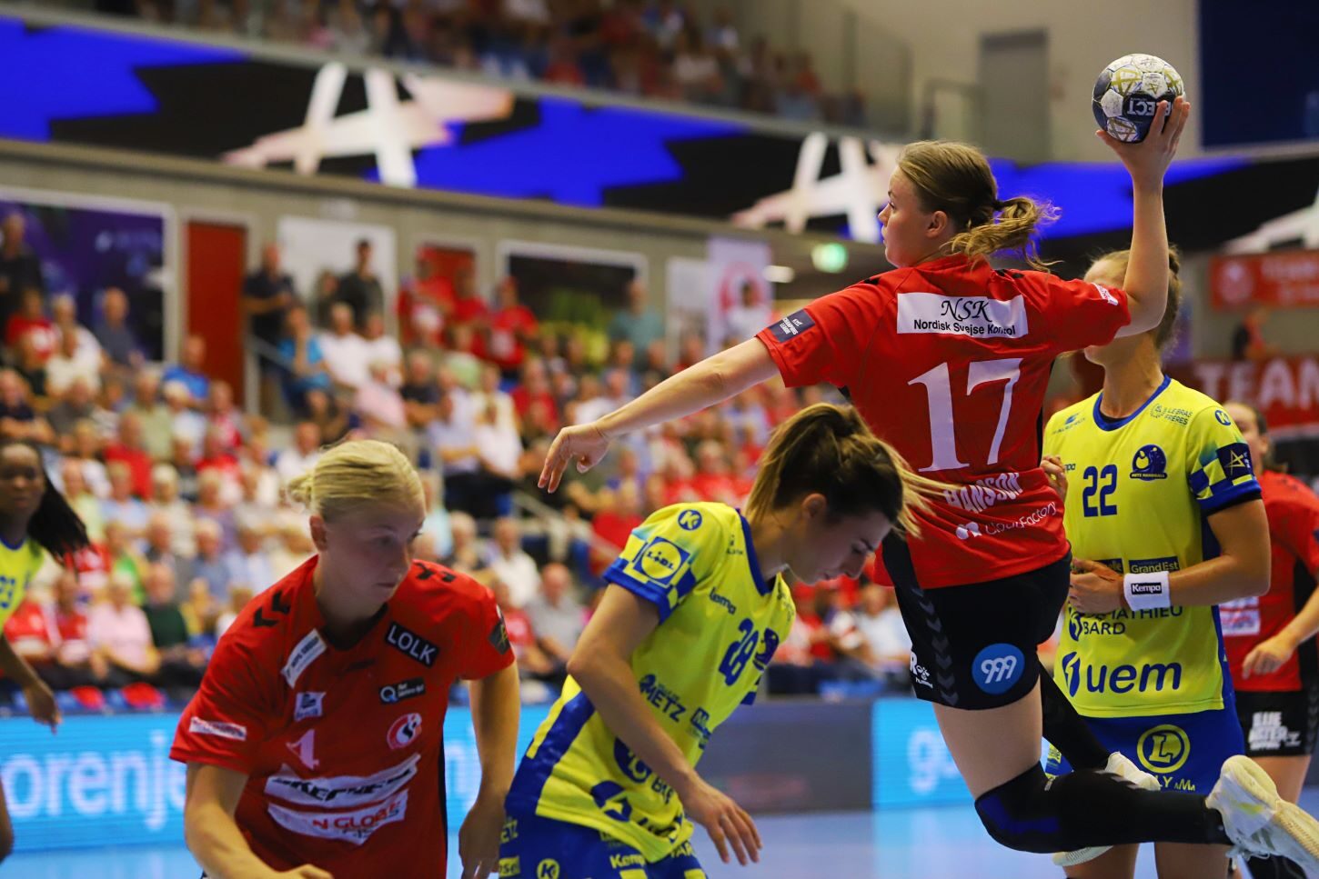 Elin Hansson forlader fløjen og prøver et langskud. Foto: Johnny Tauman.