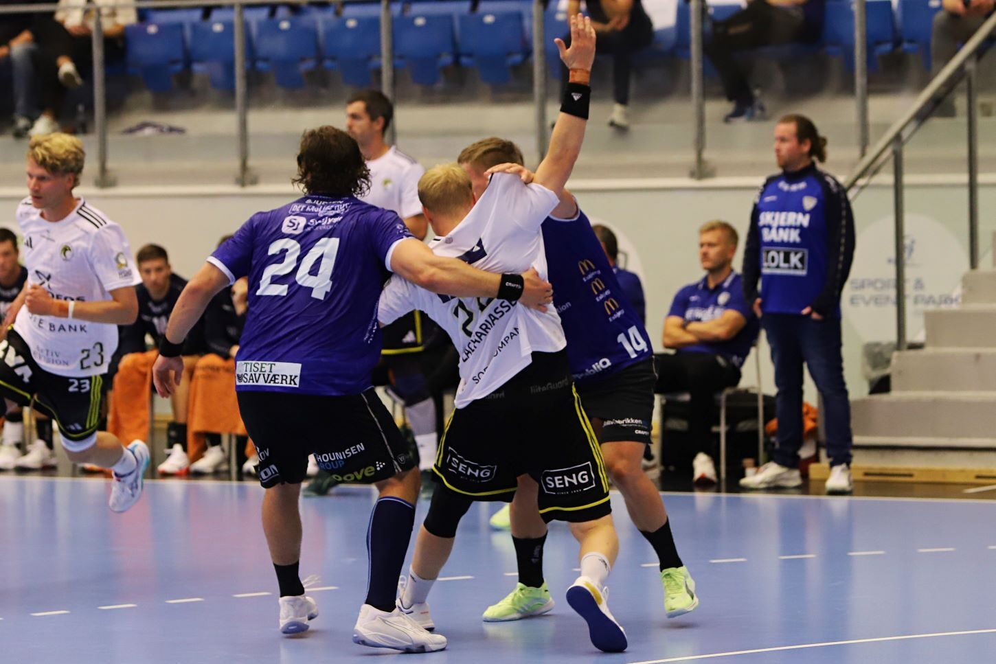 En effektiv kamp med en dygtig stregspiller - langt fra målcirklen. Foto: Johnny Tauman.