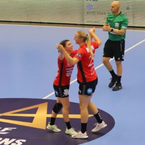 Er det, man kalder en sejrsdans, Mia og Henny har gang i? Foto: Johnny Tauman.