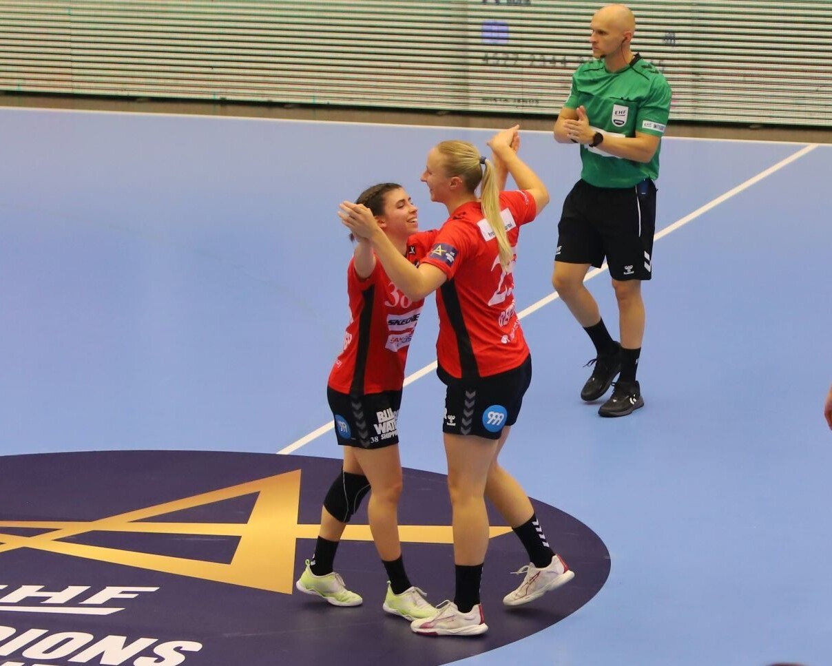 Er det, man kalder en sejrsdans, Mia og Henny har gang i? Foto: Johnny Tauman.