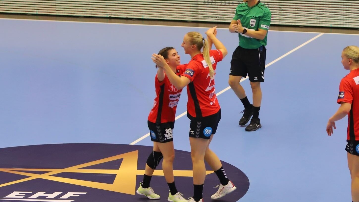 Er det, man kalder en sejrsdans, Mia og Henny har gang i? Foto: Johnny Tauman.
