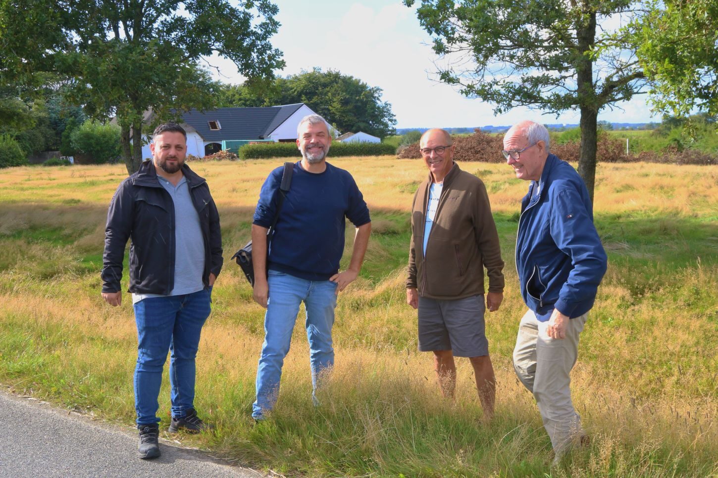 Fra venstre: Daniel Teodor Avram, Mikkel Ammitzbøll, Torben Pedersen og Henning Hyllested foran ejendommen, der nedrives. Foto: Johnny Tauman.