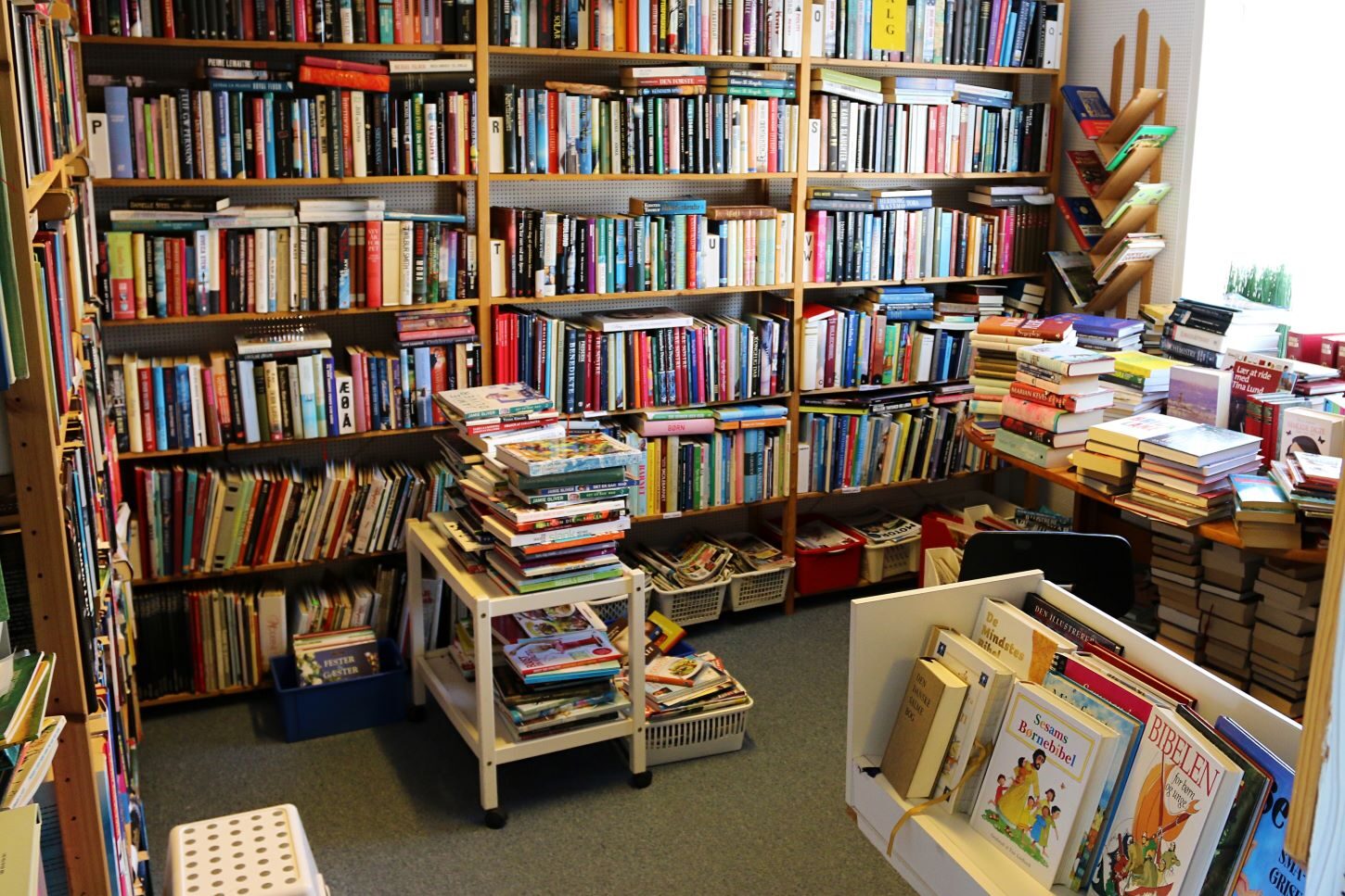 Bøger fra gulv til loft og stabelvis på bordet og vogne. Foto: Johnny Tauman.